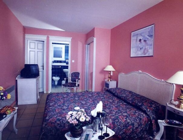 hotel-treport-Chambre-standard-patio-3-768x541